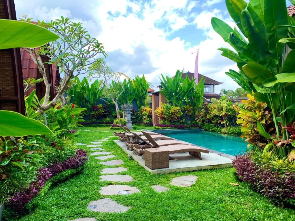 Pondok Naya Ubud Bali - Tropical garden swimming pool with sun loungers